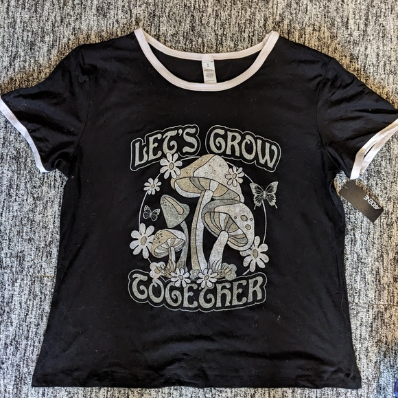 BNWT Super soft, semi crop graphic tee! - Picture 1 of 2